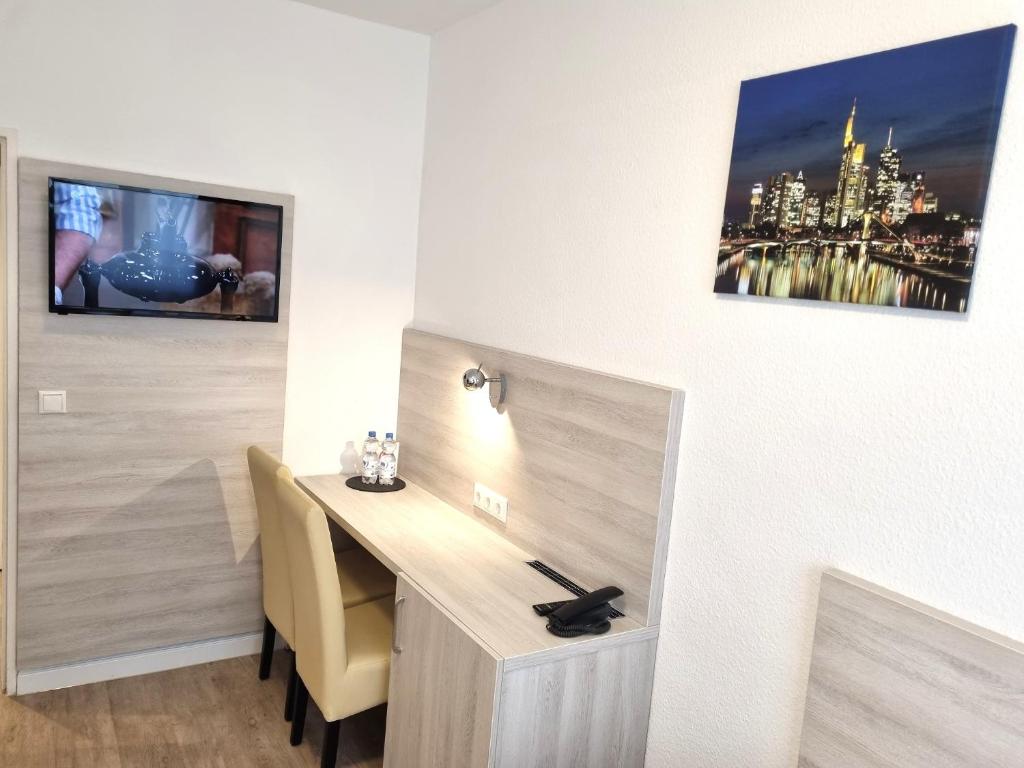 TV a/nebo společenská místnost v ubytování Adler Hotel Frankfurt