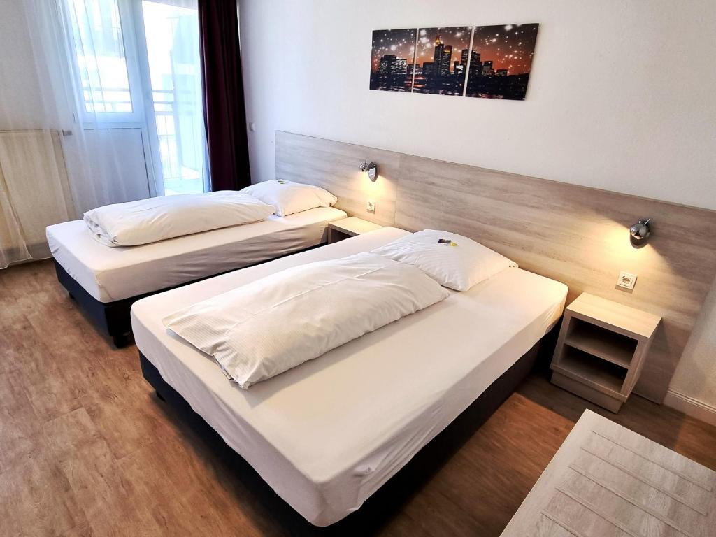 Postel nebo postele na pokoji v ubytování Adler Hotel Frankfurt