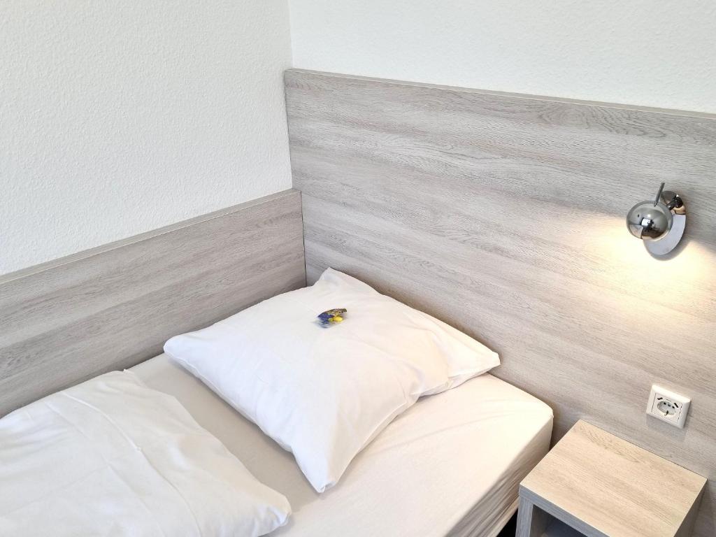 Postel nebo postele na pokoji v ubytování Adler Hotel Frankfurt
