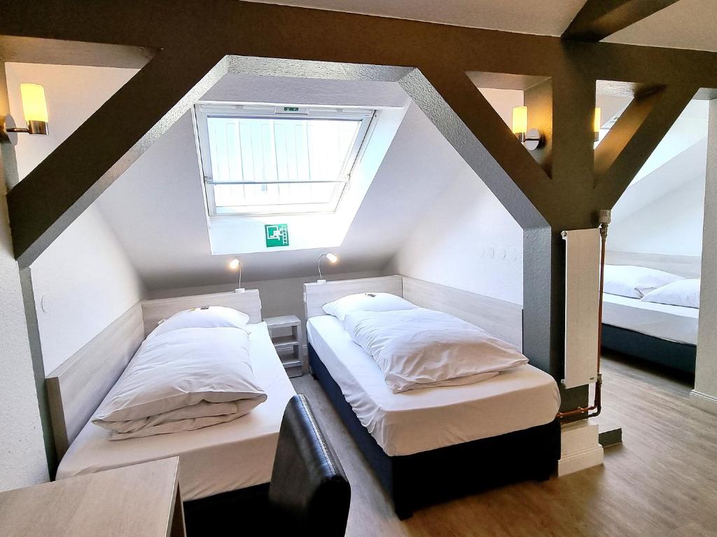 Postel nebo postele na pokoji v ubytování Adler Hotel Frankfurt