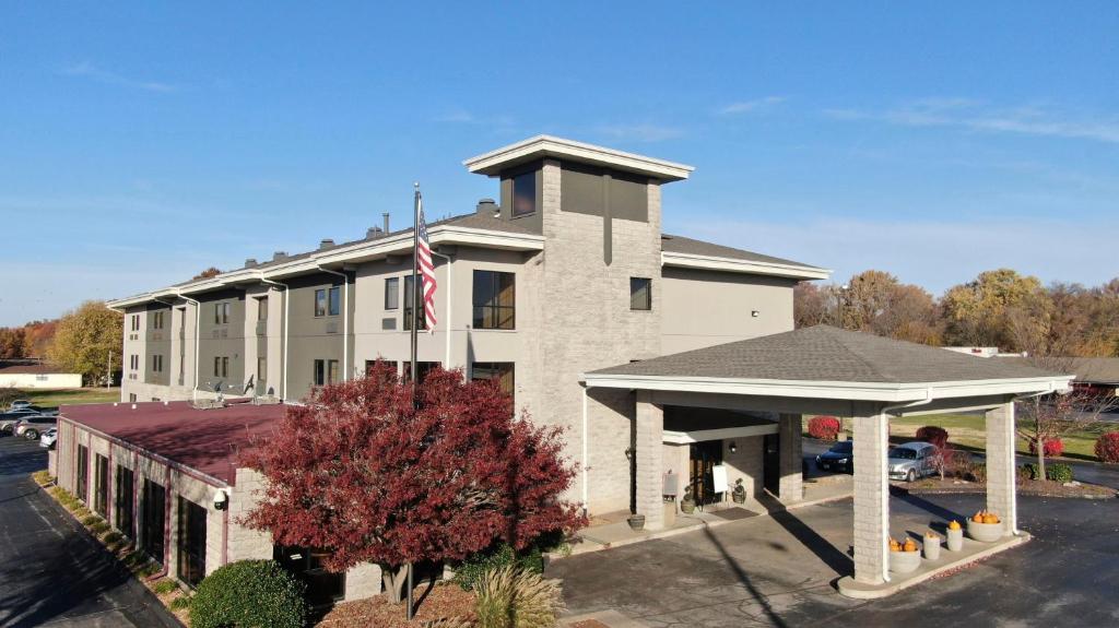 a building with an american flag in front of it at La Quinta by Wyndham Springfield South in Springfield