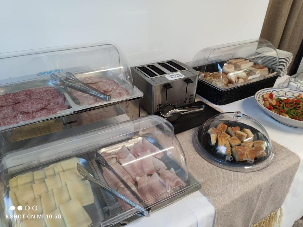 ホテルの敷地内または近くでの食事または食べ物