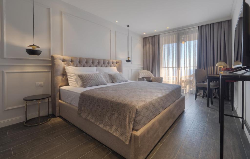 Vivid Blue Serenity Resort - 1