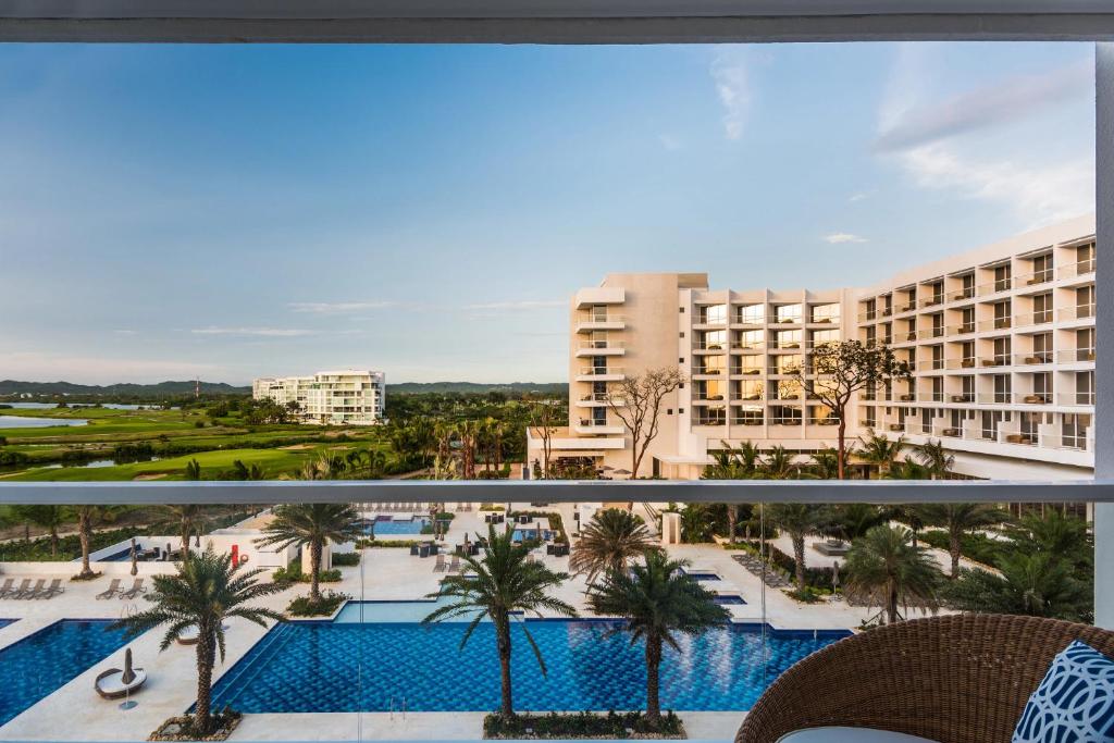 Bazén v ubytování Dreams Karibana Cartagena Golf & Spa Resort nebo v jeho okolí