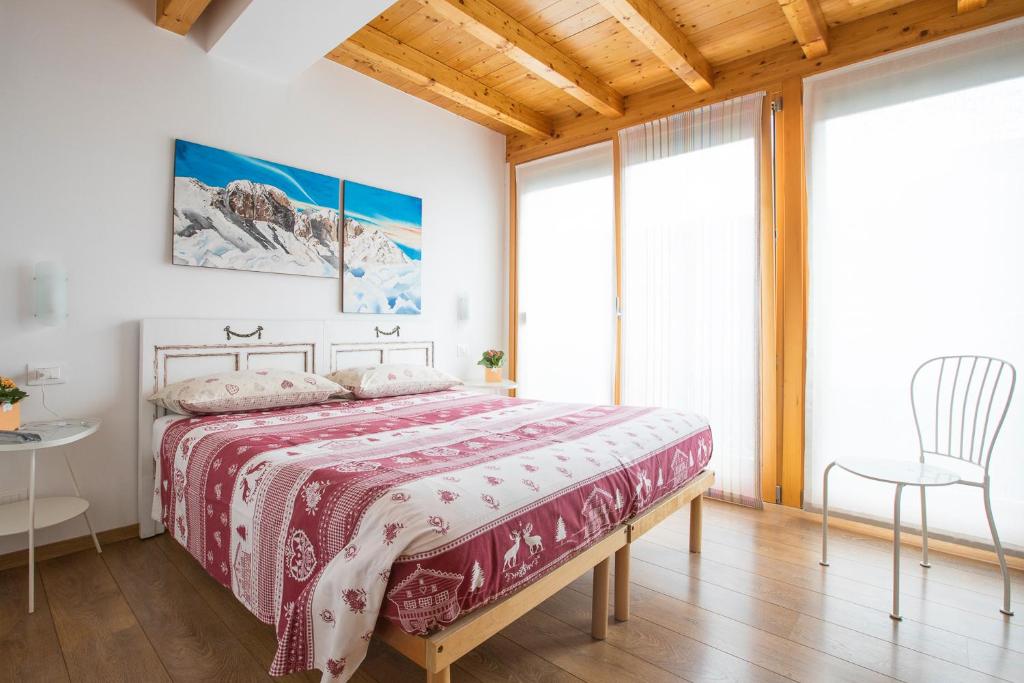 a bedroom with a bed and a table and a chair at B&B Del Centro in Clusone