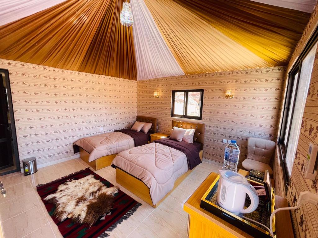 Habitación con cama y sofá en una habitación en Rum Magic Nights, en Wadi Rum