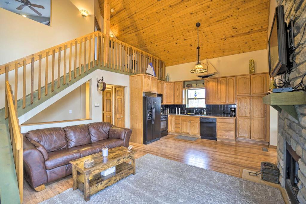 Spacious Buckeye Lake Home with Hot Tub and Fire Pit! - Maison De Vacances