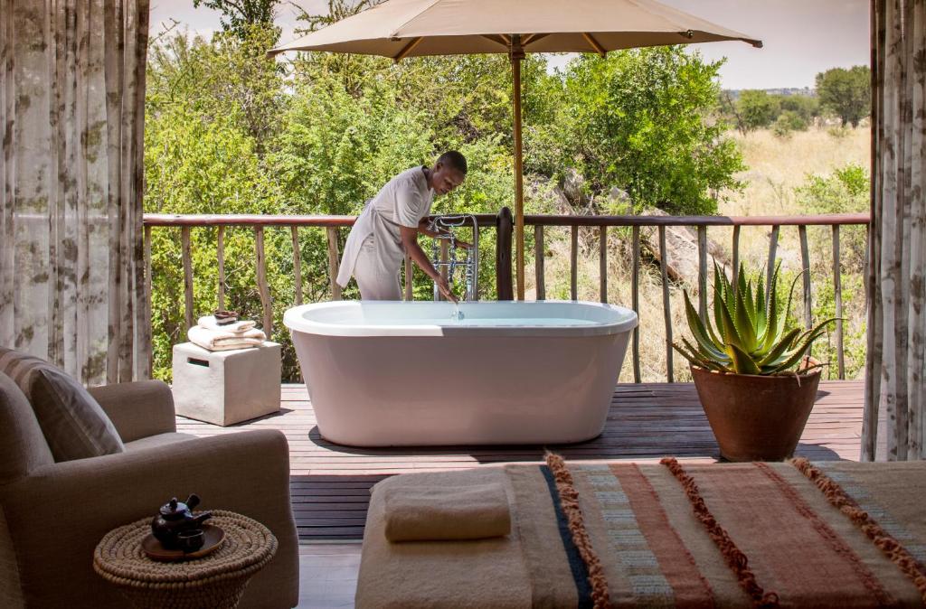 Een tuin van Four Seasons Safari Lodge Serengeti