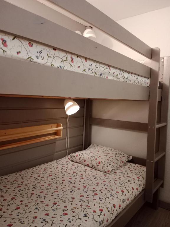 Postel nebo postele na pokoji v ubytování Gîte cosy Lac de Payolle