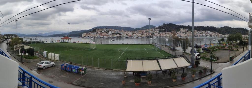 een uitzicht vanaf een reuzenrad van een voetbalveld bij Carpe diem in Galatas