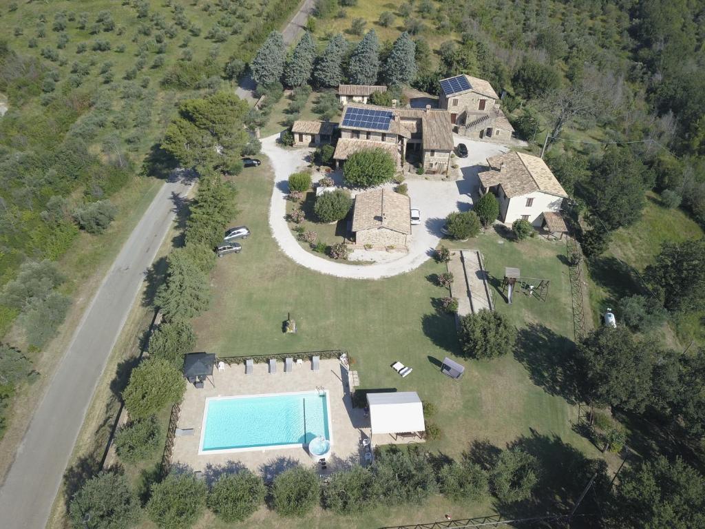 an aerial view of an estate with a swimming pool at Agriturismo il Cicaleto in Cannara