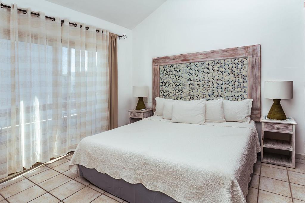 Postel nebo postele na pokoji v ubytování Fabiola Condo Hotel