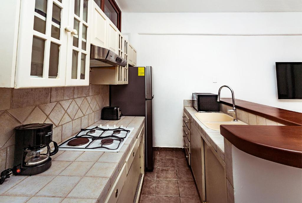 Kuchyň nebo kuchyňský kout v ubytování Fabiola Condo Hotel