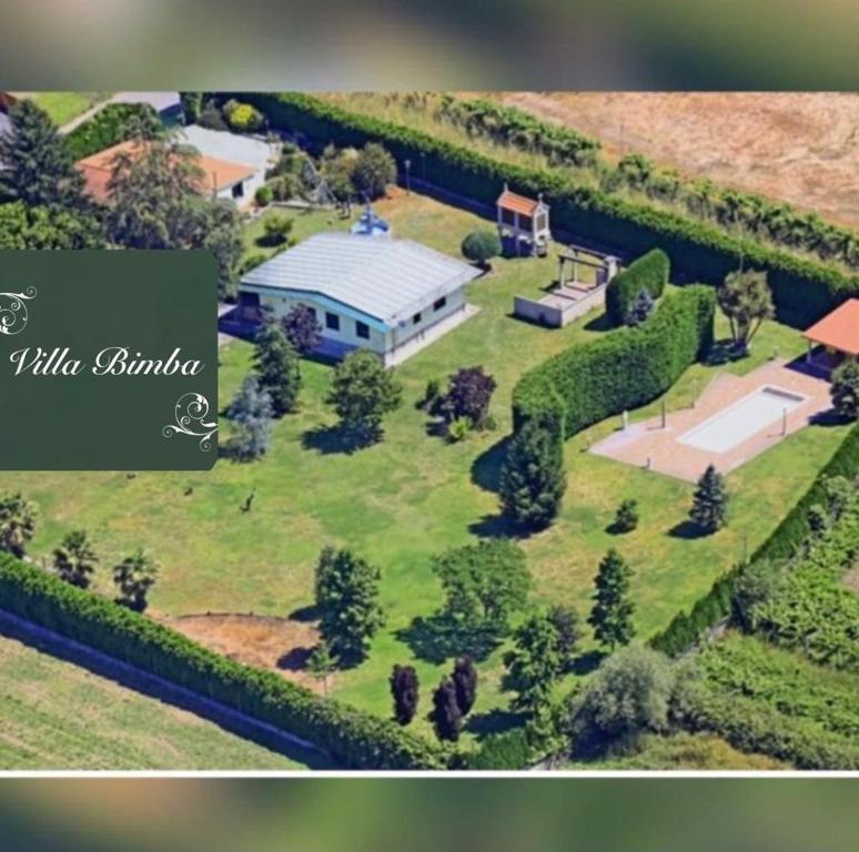 - une vue aérienne sur une maison avec une cour dans l'établissement Villa Bimba, alojamiento con piscina y barbacoa, à Caldas de Reis