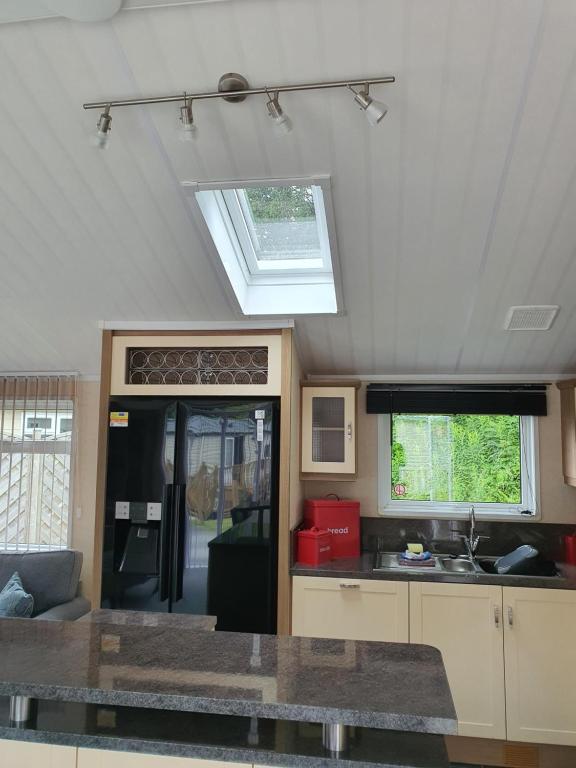 ein Wohnzimmer mit einer Küche mit Dachfenster in der Unterkunft Holly Lodge in Ilfracombe