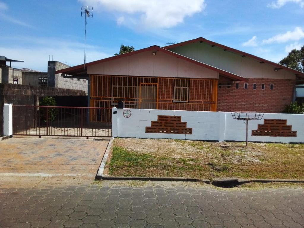 un edificio con bancos frente a un edificio en Stunning 3-Bed House in Paramaribo Suriname, en Paramaribo