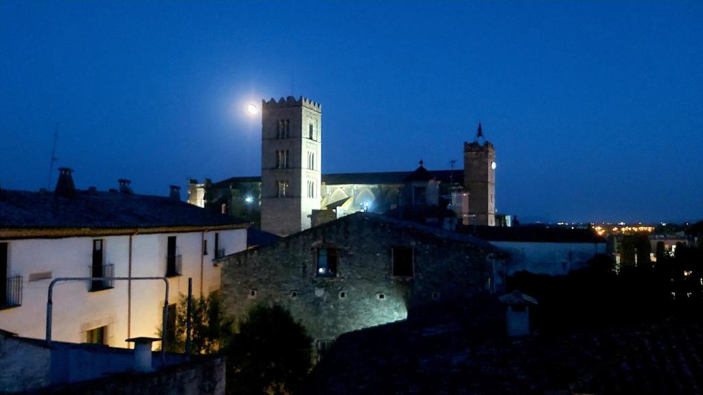 una vista nocturna de un edificio con una luna en el cielo en THE BLUE HOUSE OF COSTA BRAVA Leni's attic, en Castelló d'Empúries