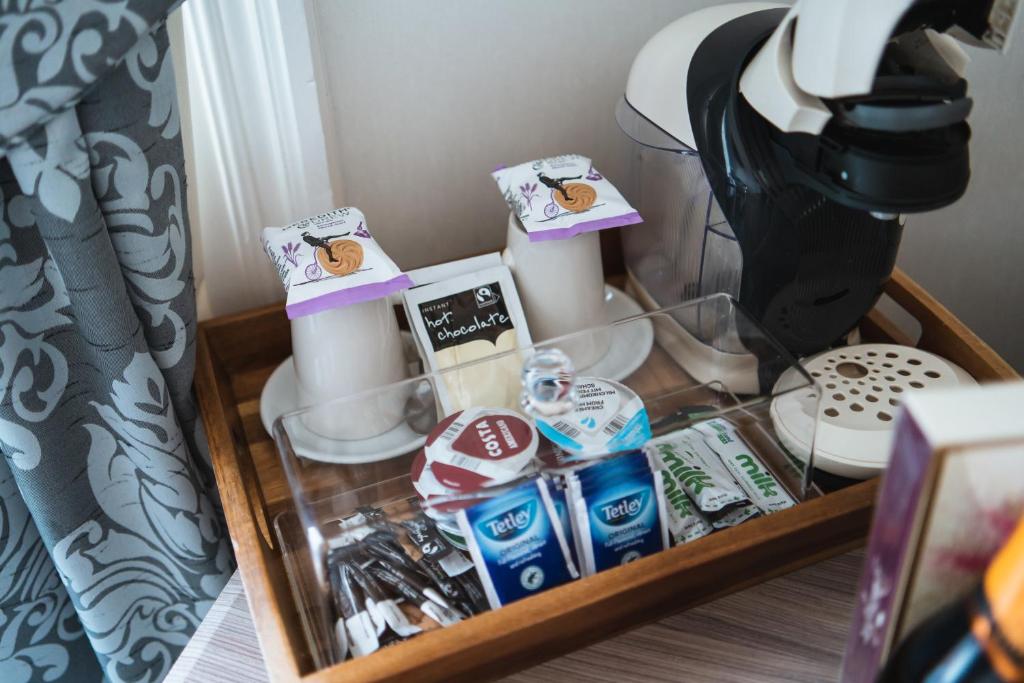 Příslušenství pro přípravu čaje a kávy v ubytování Johnny Dough's Conwy with Rooms
