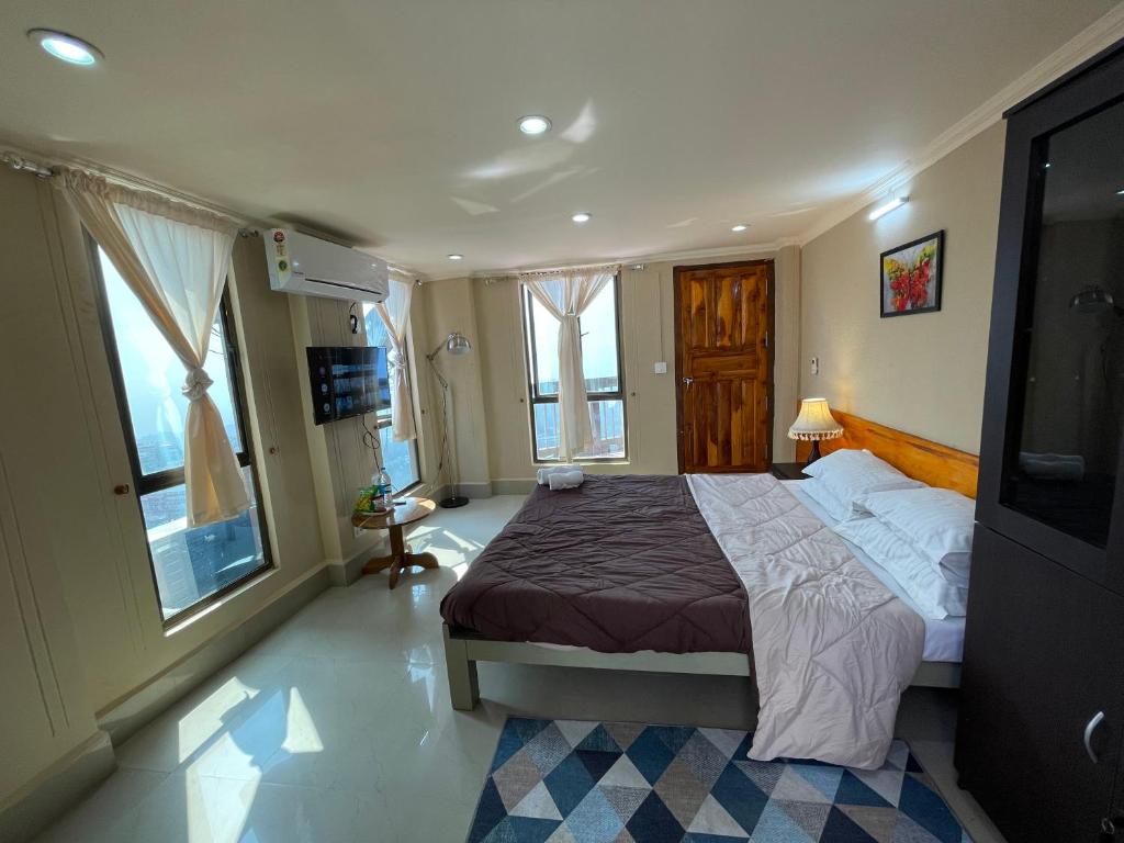 una camera con letto e TV di Aizawl Hotel ad Āīzawl