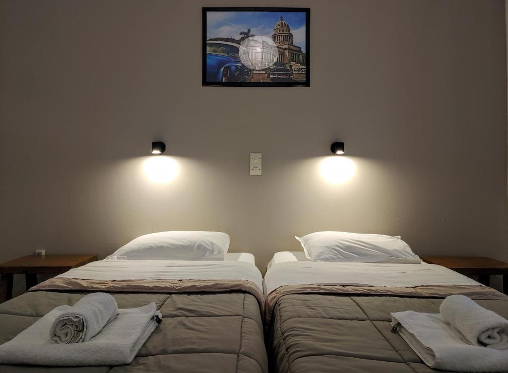 Postel nebo postele na pokoji v ubytování Hotel Aegina
