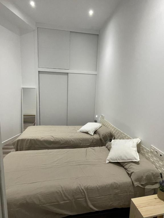 Un pat sau paturi într-o cameră la Cool home Malaga city center