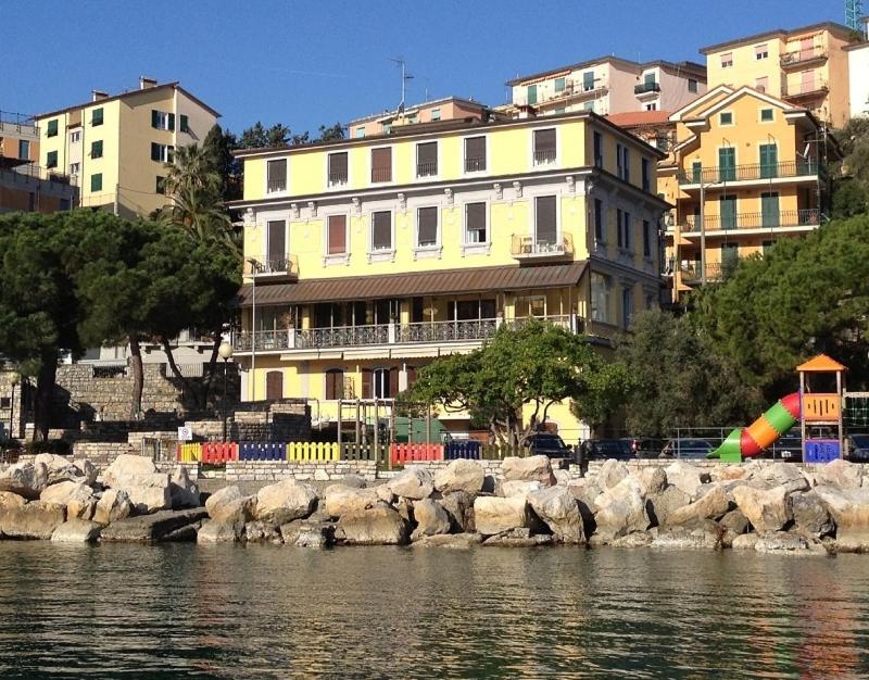 um grupo de edifícios ao lado de uma massa de água em Hotel Belvedere em Portovenere