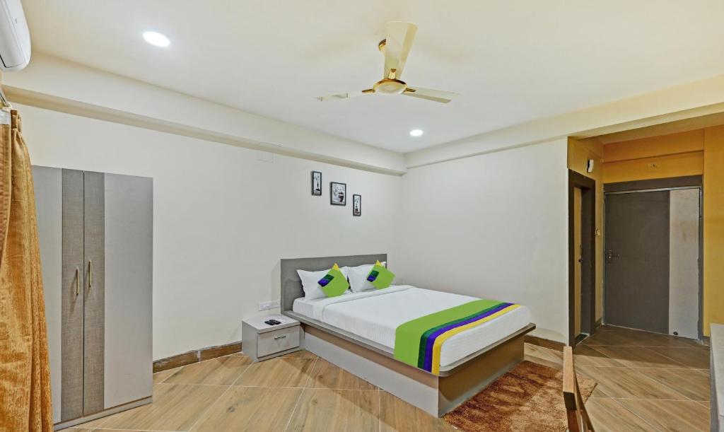 - une chambre avec un lit dans l'établissement Treebo Trend Sidhartha Elite, à Bhubaneswar