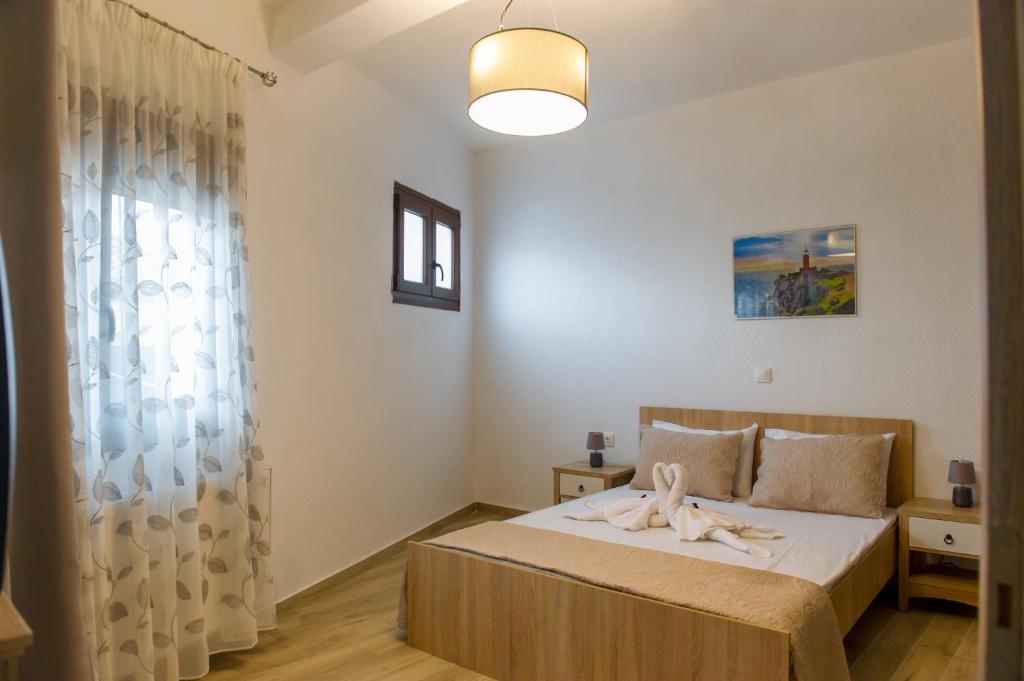 Un dormitorio con una cama con una toalla. en To petrino holidays house en Metangítsion