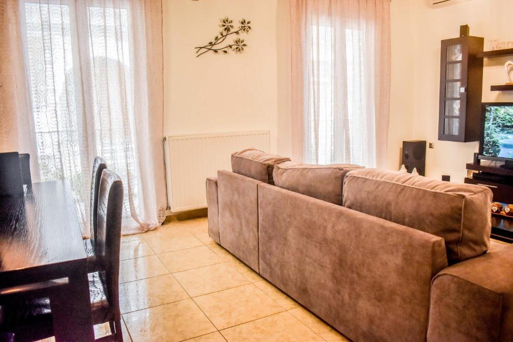 Televízia a/alebo spoločenská miestnosť v ubytovaní Dafni's house