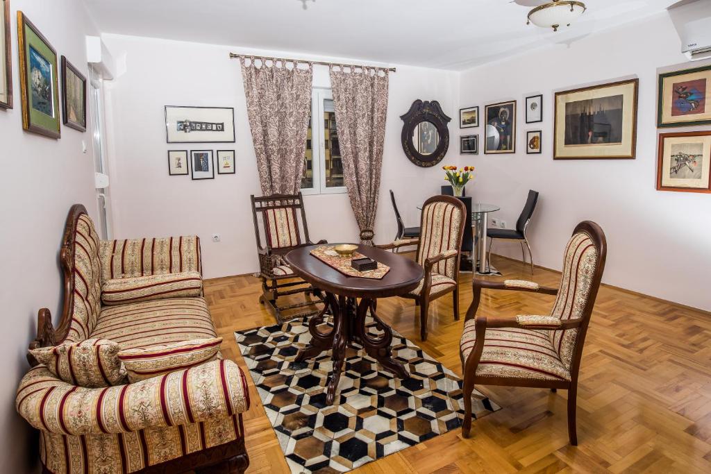 a living room with a table and chairs at Apartment Sole in Cetinje