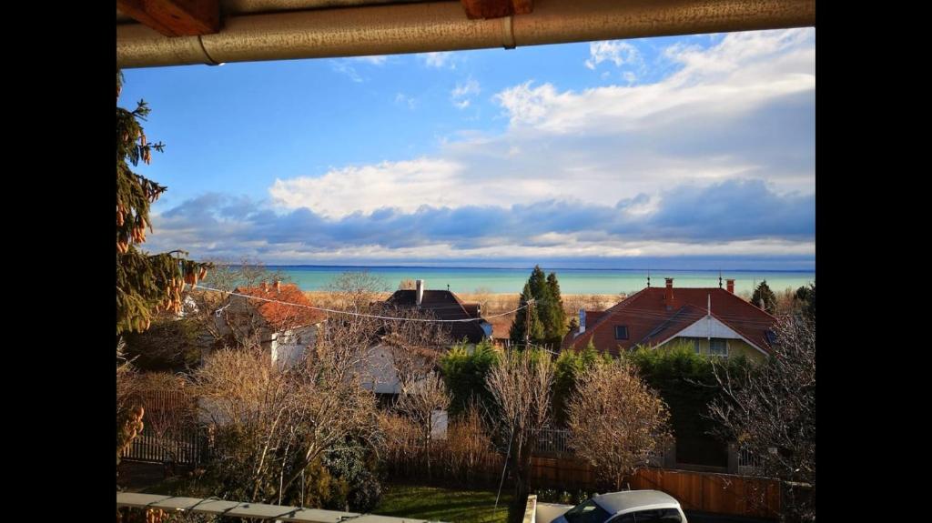 een uitzicht op de oceaan vanuit een huis bij Hello Balaton in Alsóörs