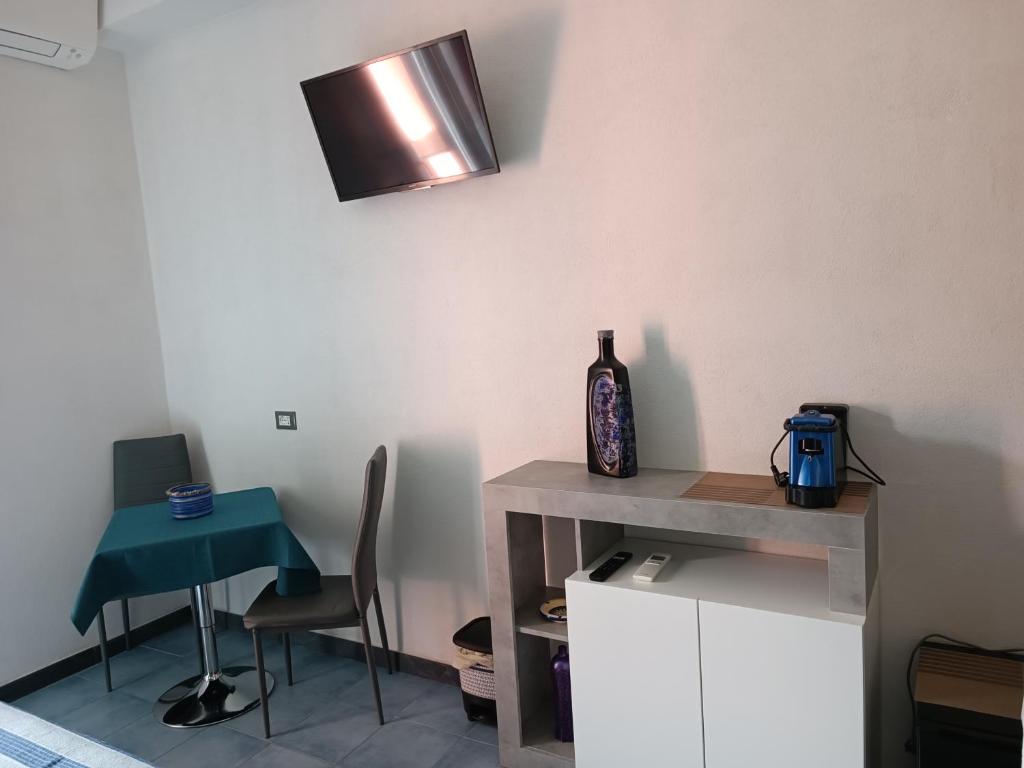 A television and/or entertainment centre at Villa Caribe affittacamere