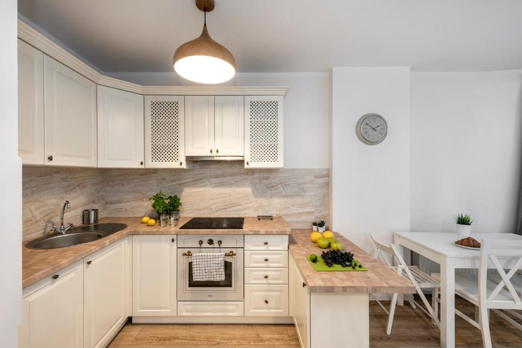 Kuchyňa alebo kuchynka v ubytovaní Waw Apartamenty Manhattan