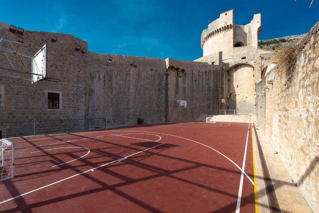 Tenis alebo squash v ubytovaní Welcome Apartment - Old Town alebo jeho okolí