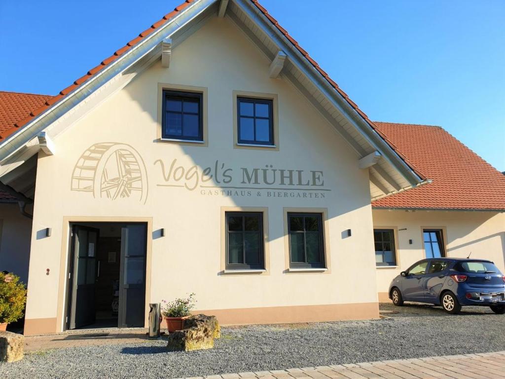 budynek z samochodem zaparkowanym przed nim w obiekcie Vogels's Mühle w mieście Scheßlitz