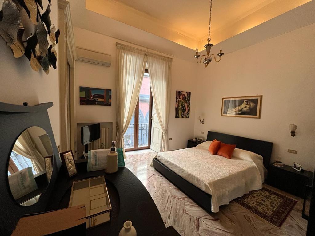 ein Schlafzimmer mit einem Bett und einem großen Fenster in der Unterkunft Residenze Pessina in Neapel