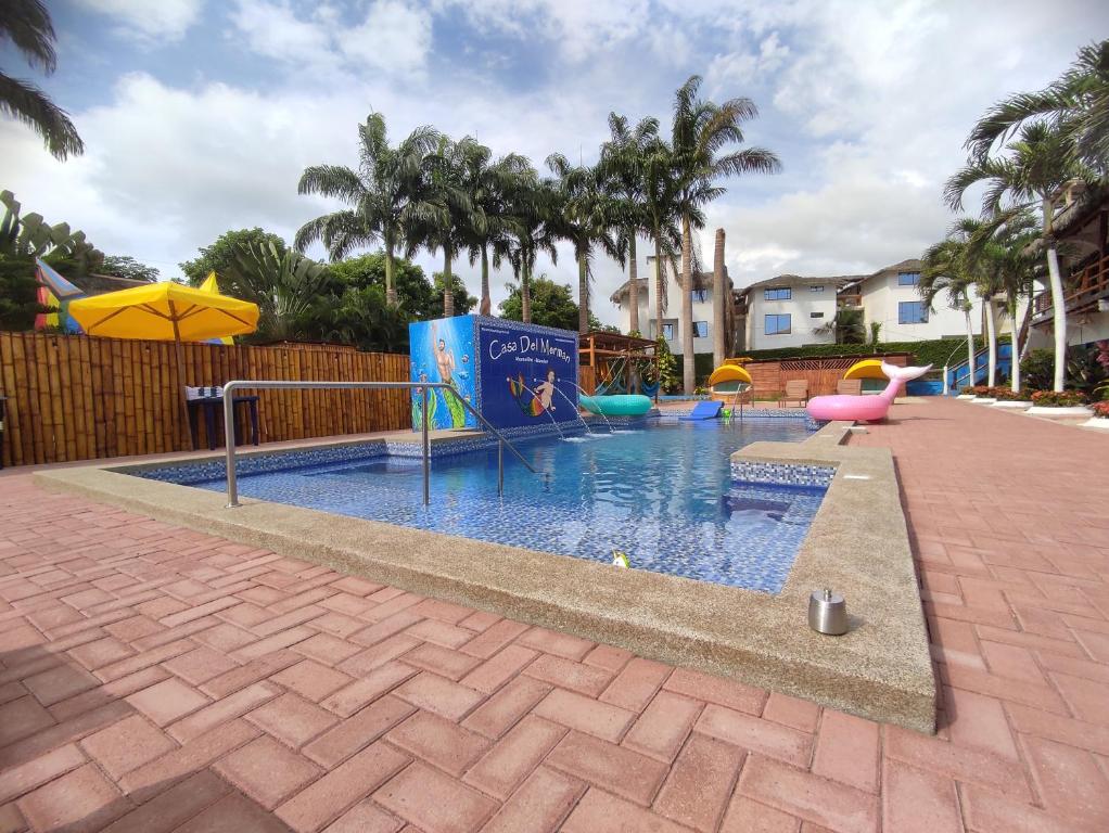 una pequeña piscina con un parque acuático con toboganes en Casa Del Merman at GayMontanita House en Montañita