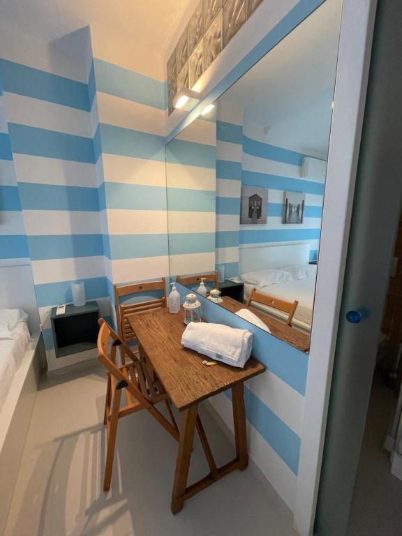 ein kleines Zimmer mit einem Tisch und einem Bett in der Unterkunft La Casa di Greta in Camogli
