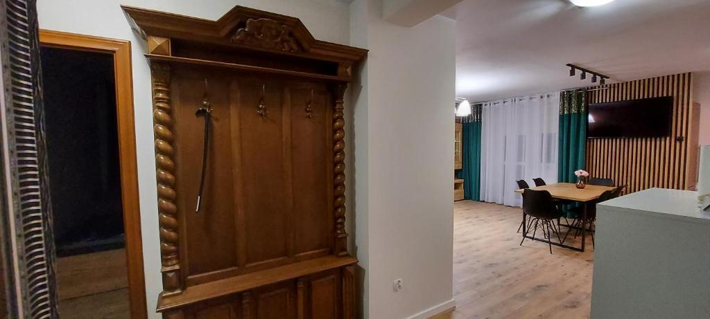Televízia a/alebo spoločenská miestnosť v ubytovaní Apartament Piastowska