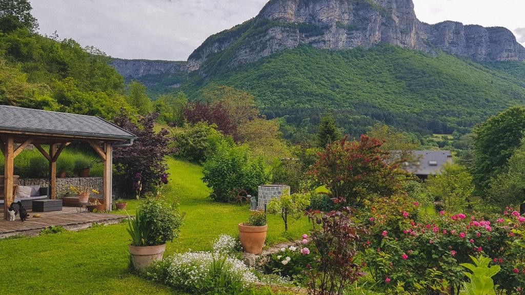 a garden with a gazebo with a mountain in the background at Suite au pied de la montagne et vue imprenable in Saint-Alban