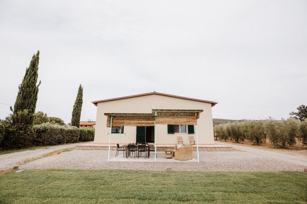 una casa en medio de un campo en Bioagriturismo Terra d'Angeli, en Bagno Roselle