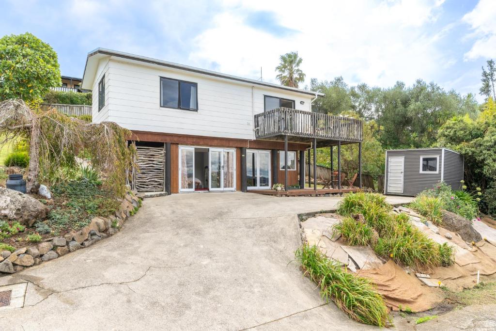 une image d'une maison avec balcon dans l'établissement Family Home on Robert St, à Raglan