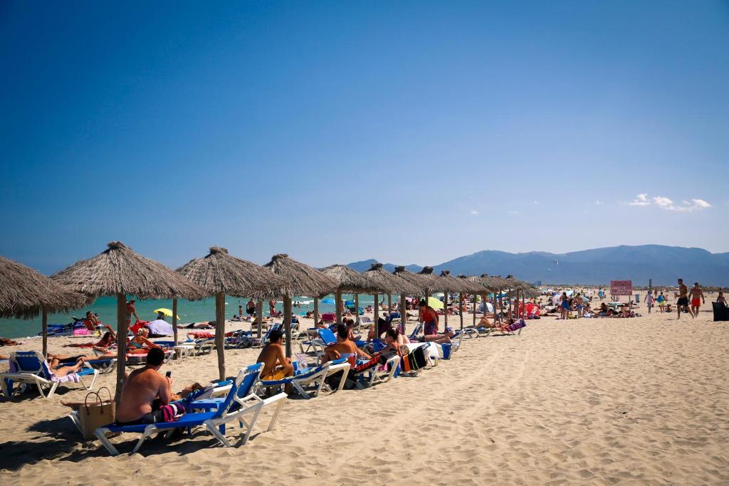 En strand vid eller i n&auml;rheten av l&auml;genheten