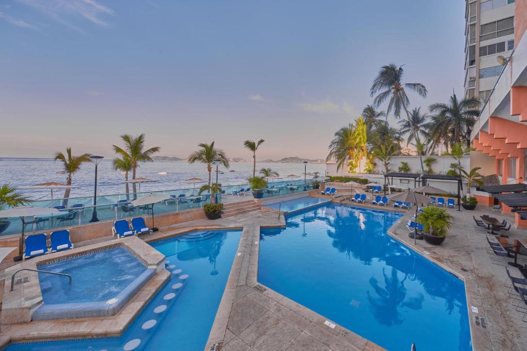 Bazén v ubytování Copacabana Beach Hotel Acapulco nebo v jeho okolí