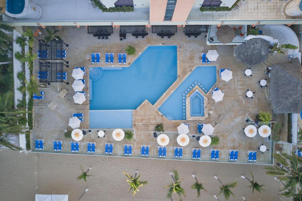 Bazén v ubytování Copacabana Beach Hotel Acapulco nebo v jeho okolí