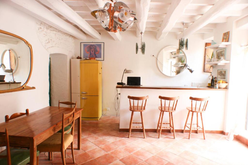 eine Küche und ein Esszimmer mit einem Tisch und Stühlen in der Unterkunft Casa Casperia in Casperia