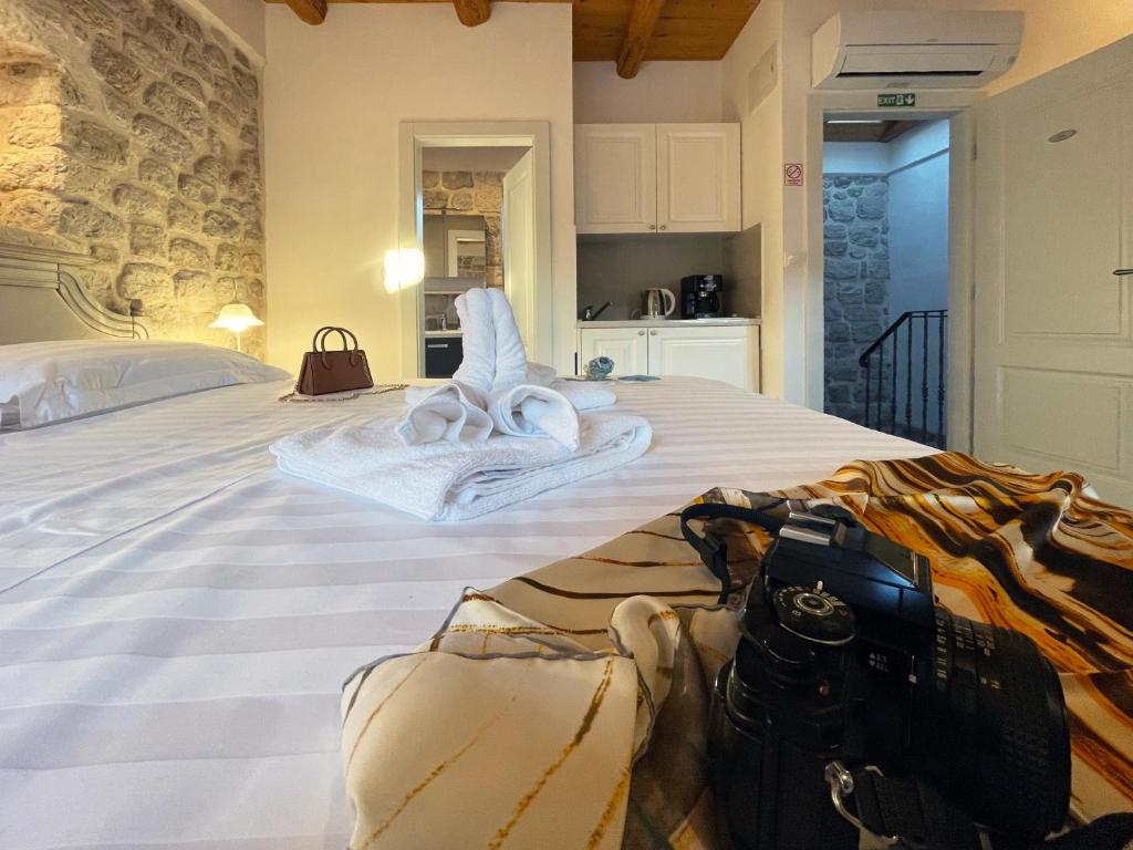 Posteľ alebo postele v izbe v ubytovaní Dubrovnik Throne Suite IV