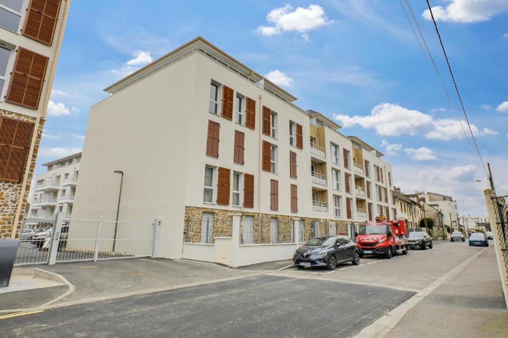 Galeriebild der Unterkunft Appartement F2 de haut standing en hypercentre avec jardin privé à 270 m de la Gare de MANTES ! in Mantes-la-Ville