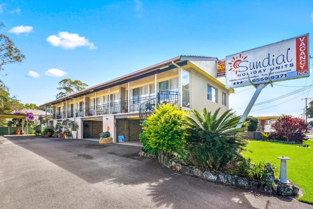 een gebouw met een bord ervoor bij Sundial Holiday Units in North Haven