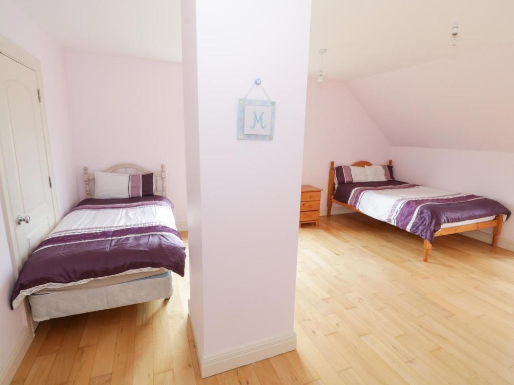 Postel nebo postele na pokoji v ubytování Cloonacastle Cottage